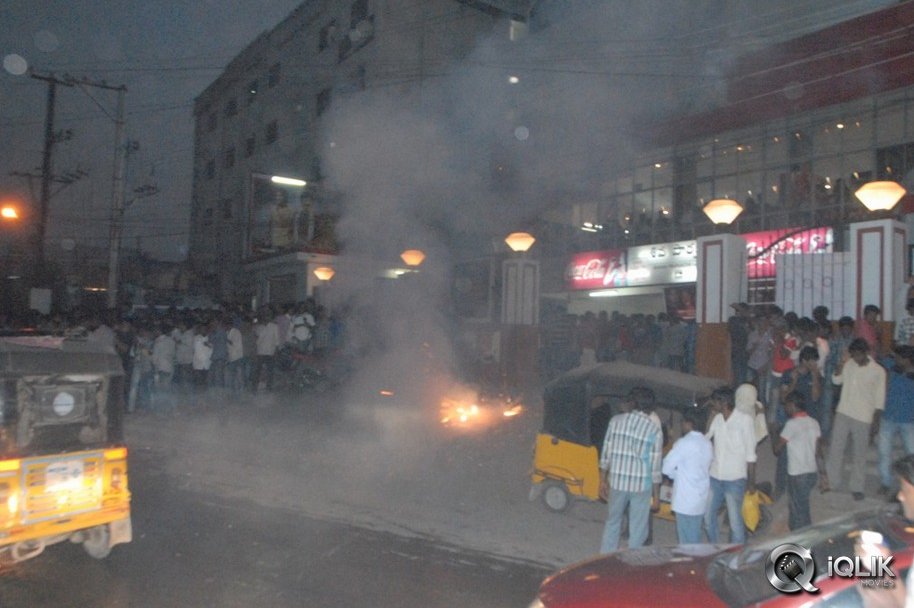 Pandavulu-Pandavulu-Tummeda-Team-Visits-Theatres-in-Hyderabad